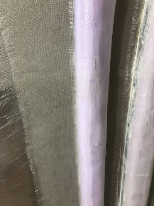 Närbild av en dörrstomme under konstruktion, med XPS-balkar och glasfiberarmering som plastas fast för att ge styvhet åt den nya dörren.