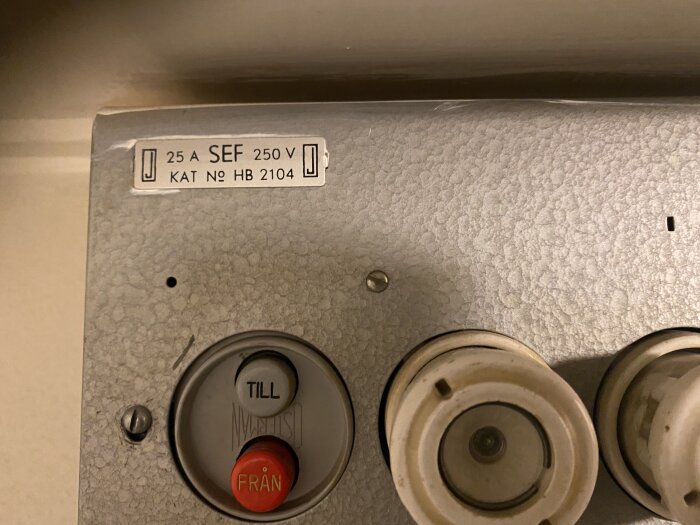 Proppskåp med märkningen 25A, 250V SEF. Inkluderar synliga vred för inställningar, ett märkt "TILL" och ett "FRÅN".