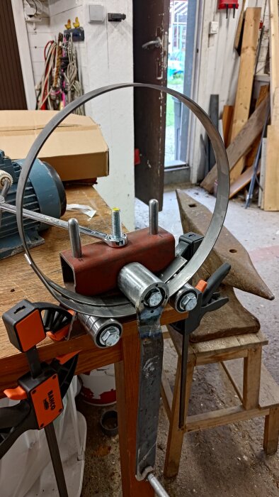 Rullbock byggd av stuvbitar och kullager, placerad på arbetsbänk i verkstadsmiljö.