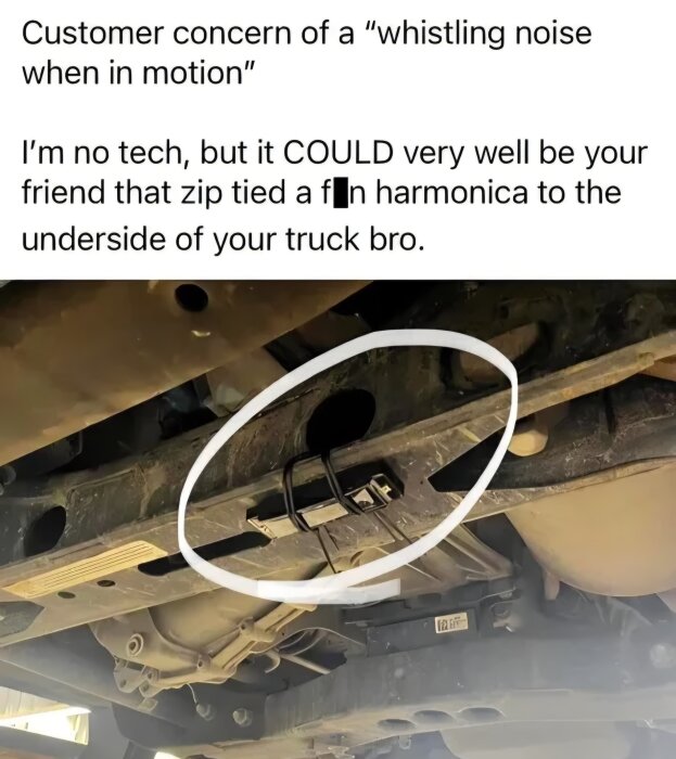 Munstycke fastbundet under en lastbil med buntband, orsakar visslande ljud när bilen rör sig. Bilden visar chassit med en cirkel runt föremålet.