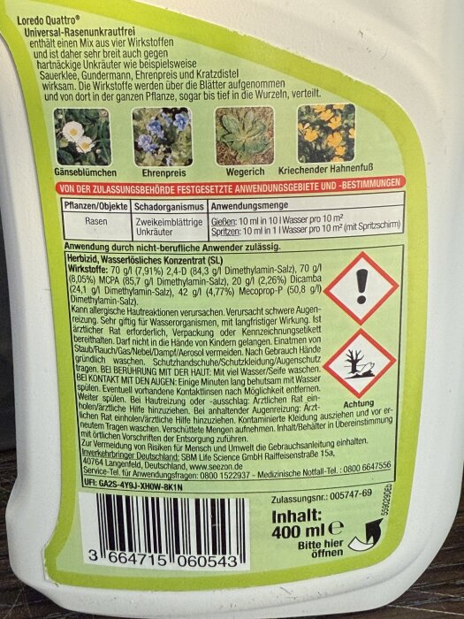En flaska med etikett för ogräsbekämpning, Loredo Quattro, med instruktioner och bilder av ogräs som tusensköna och veronika. Innehåller 400 ml.