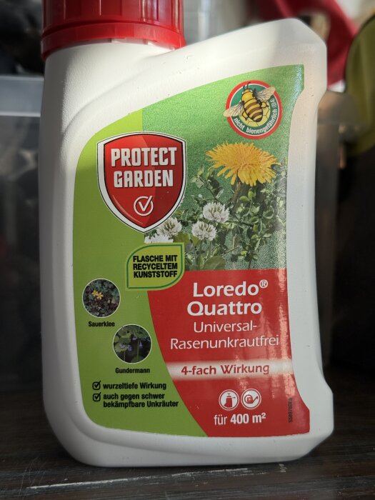 Flaska med ogräsmedel "Loredo Quattro" från Protect Garden, innehållande märkning för bi-säkerhet och återvunnen plast, design för 400 m² yta.
