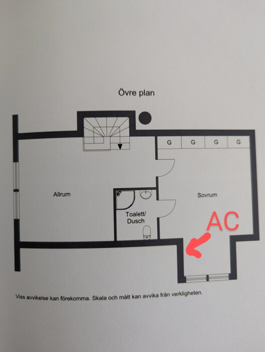 Planskiss över övervåning med markerat AC-uttag i sovrummet, intill allrum och toalett/dusch.