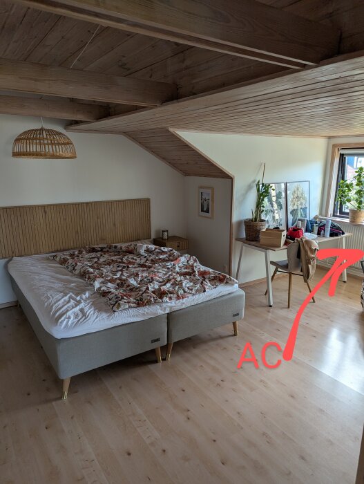 Sovrum med snedtak, säng, skrivbord, och fönster; rött streck markerar AC-uttag i väggen.