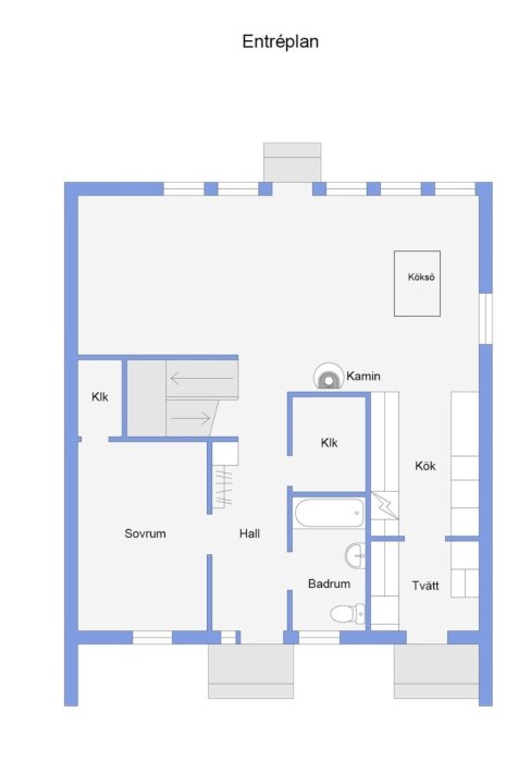 Planritning visar entréplan med sovrum, hall, badrum, tvättstuga, kamin, kök och klädkammare. Kommentar om opraktisk tvättstuga/groventré.