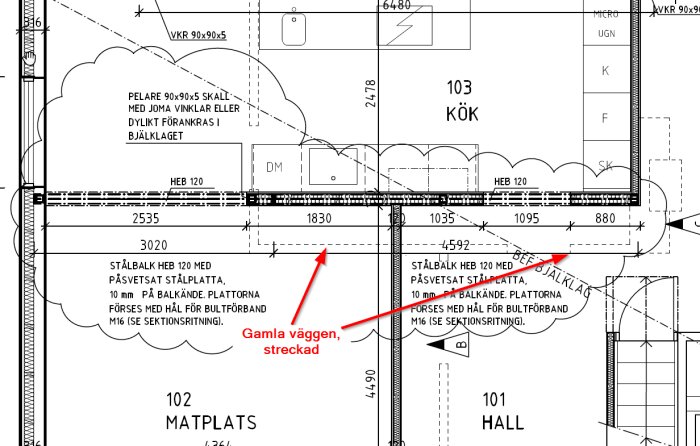 Ritning över planlösning med stålbalkar och pelare, visar centrala väggen och dess förstärkning. Gamla väggen markerad med streckad linje.