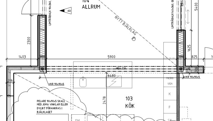 Ritning av husets bottenplan med placering av balkar och pelare, visar allrum och kök samt måttangivelser och materialspecifikationer.