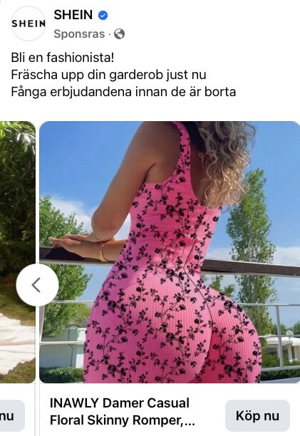 En kvinna i en rosa blommig romper som står utomhus bredvid ett staket med gröna träd i bakgrunden.