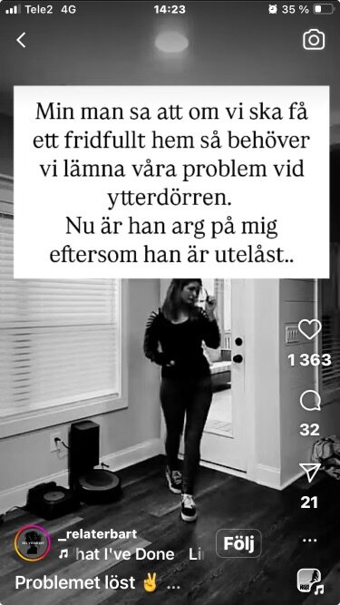 En kvinna står framför en ytterdörr och pratar i telefon. Över bilden finns en text om att lämna problem vid dörren och nu är maken arg för han är utelåst.