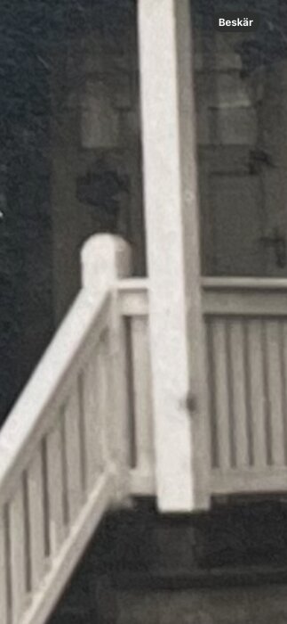 Gammalt träbalkongräcke med rundad stolptopp vid en entré, som inspiration för renovering av balkongräcke.