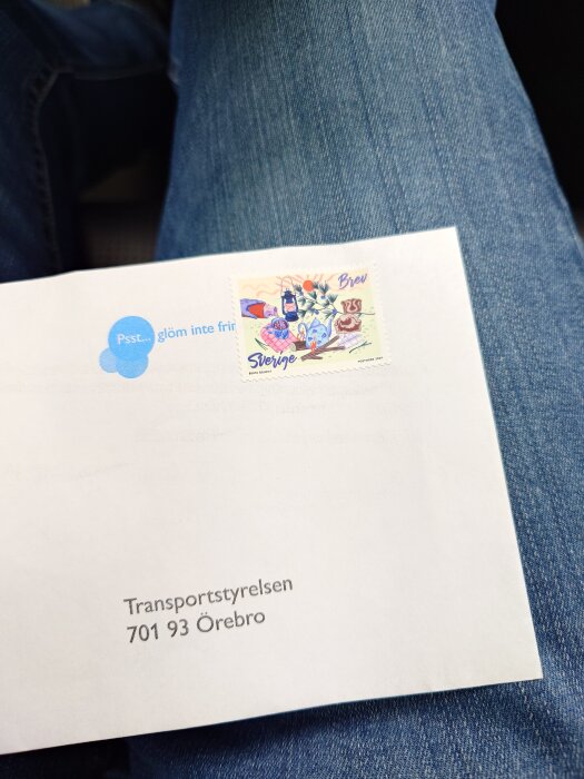 Kuvert med ett färgglatt frimärke adresserat till Transportstyrelsen, Sverige.