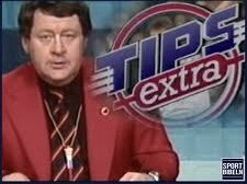 TV-presentatör i röd kostym intill Tipsextra-logotyp.