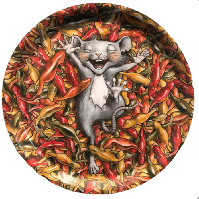 Tecknad råtta liggandes glad på en bädd av röda och orangea chilifrukter.