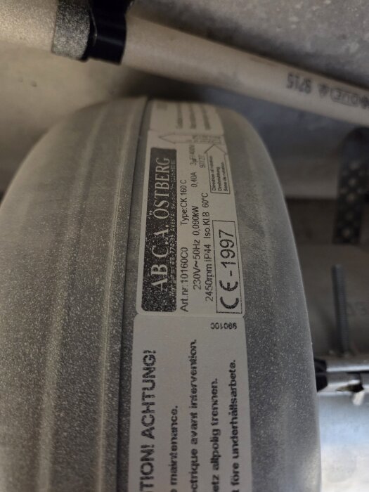 Etikett på kanalfläkt, typ CK 160 C, med tekniska specifikationer inklusive artikelnummer, effekt och CE-märkning.