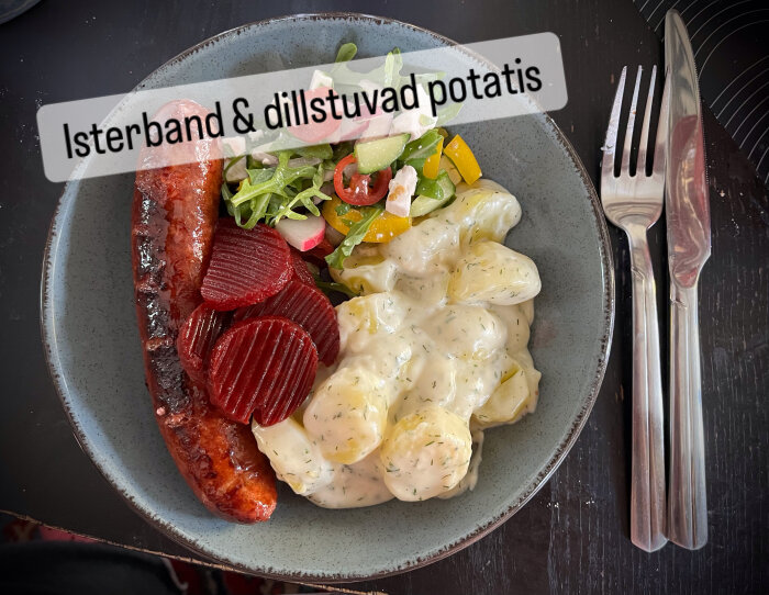 Syrliga isterband med dillstuvad potatis, sallad och skivade inlagda rödbetor, serverat på en tallrik med bestick.