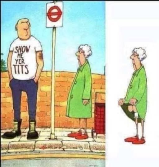 En äldre kvinna visar benet för en man med en provocerande t-shirt vid en busshållplats.