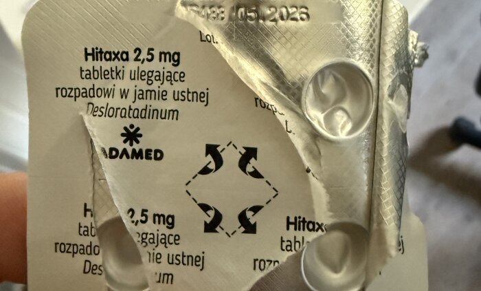 Blisterförpackning av medicinen Hitaxa 2,5 mg, med delvis borttagen aluminiumfolie som exponerar en tablett.