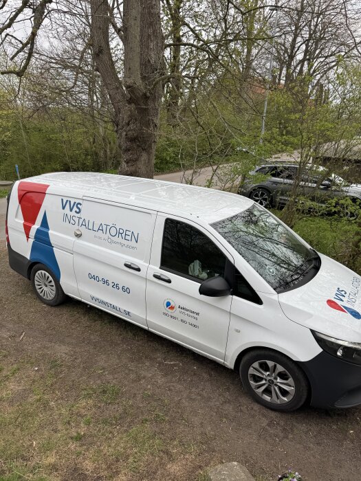Vit skåpbil med texten "VVS Installatören" parkerad vid ett träd, del av ett renoveringsprojekt nämnt i inlägget.