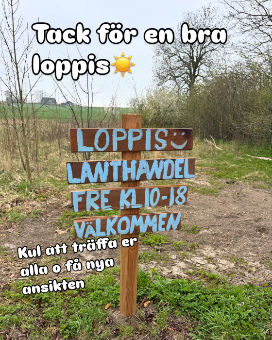 Handmålad skylt i naturen som annonserar en loppis vid lanthandel en fredag kl 10-18. Texten tackar för bra loppis och nämner nya ansikten.