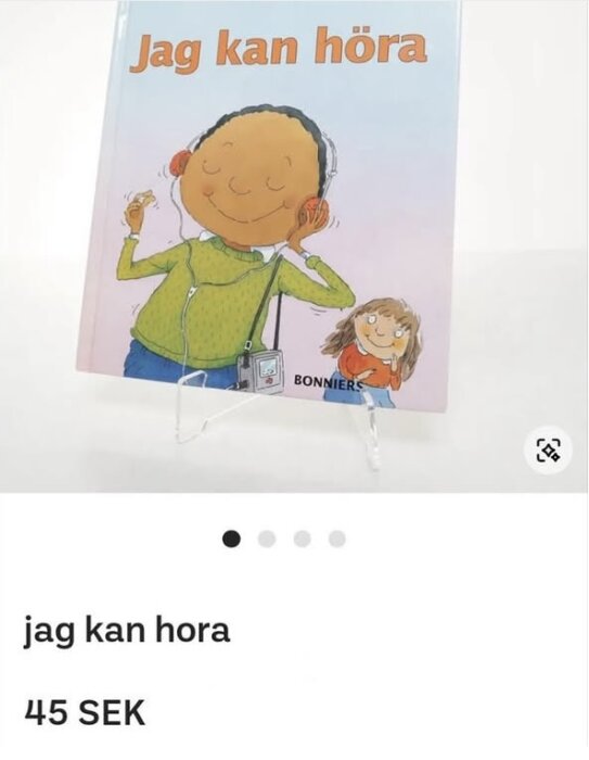 Barnbok med en tecknad pojke som lyssnar på musik i hörlurar och en flicka bredvid. Texten "Jag kan höra" syns på omslaget.