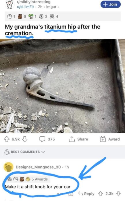 En titanhöftled ligger bland kremerade rester i en metallbricka, med en kommentar om att använda den som växelspaksknopp.