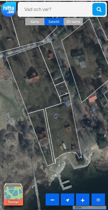 Satellitbild över fastigheter vid Höbmarövägen, markerad tomt vid vattnet med tydlig landhöjning som påverkar strandlinjen.