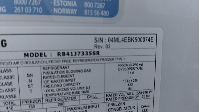 Produktetikett för kyl-frys med modellnummer RB41J7335SR, kylmedel R-600a, och olika tekniska specifikationer inklusive volym och energiåtgång.