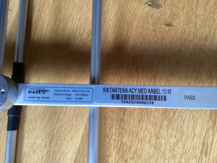 Riktantenn SHD-D-450-11/6 för frekvens 450-470 MHz och 10,5 dBi gain, märkt "Riktantenn ACY med kabel 10 m" på ett trägolv.
