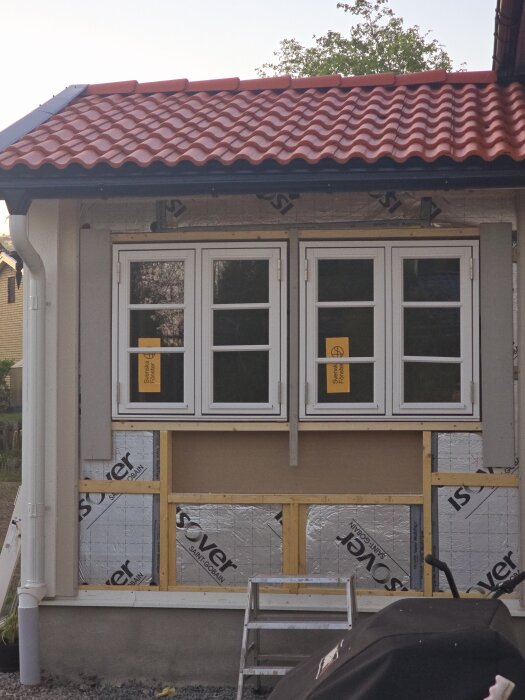 Två sidohängda träfönster med 3-glas och rundad profil från Svenska Fönster, monterade på fasad, utan foder eller smygar.