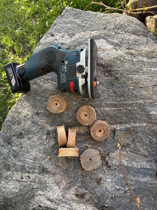 Slipmaskin och träcirklar på en sten, användes i en byggprojektsammanhang med barnsäkring av verktyg och reparationer av utemöbler.