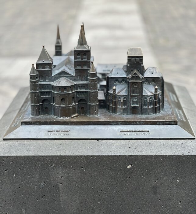 Modell av Triers Domkyrka och Liebfrauenkirche i metall, uppställd på ett stenpedestal i Tysklands äldsta stad.