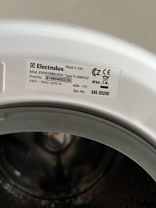 Electrolux Wash and Dry med produktetikett som visar modell EWW1686HDW och serienummer 34500289.