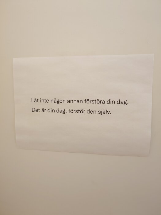 Motiverande citat på en papperslapp: 'Låt inte någon annan förstöra din dag. Det är din dag, förstör den själv.' Publicerad inför en helg.