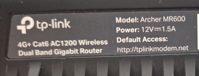 Etikett på TP-Link Archer MR600 router visar modell, ström och webbadress för standardåtkomst.