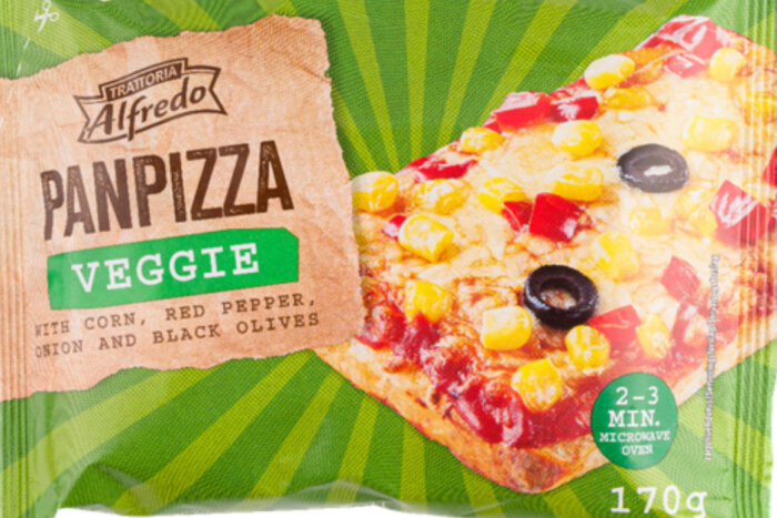 Förpackning av Trattoria Alfredo Veggie panpizza med majskorn, paprika, lök och svarta oliver, tid för tillagning är 2-3 minuter i mikrovågsugn.