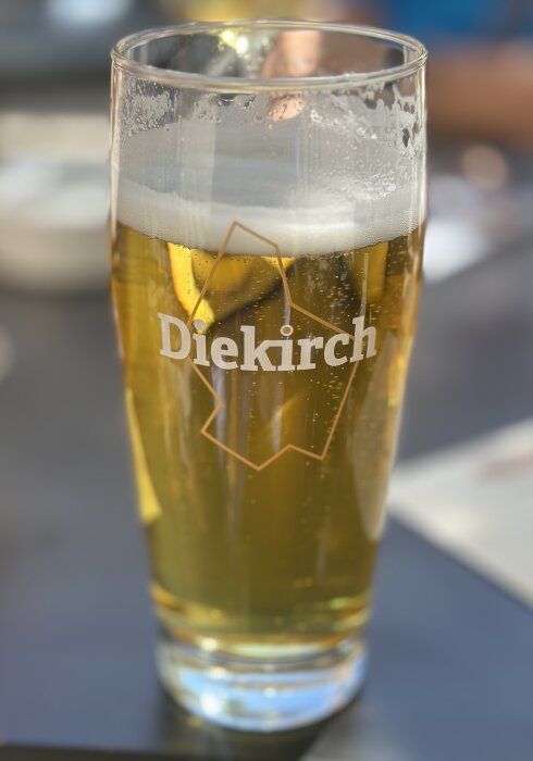 Ett glas Diekirch-öl på ett bord, del av en diskussion om att smaka lokala ölsorter i Luxemburg.
