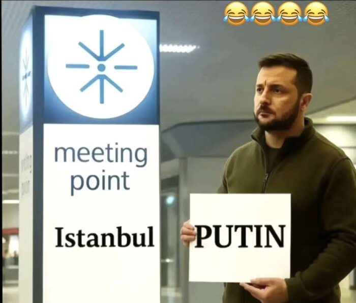 Man står vid en skylt med texten "meeting point" och "Istanbul", håller en skylt med "PUTIN". Fyra skrattande emojis ovanför.
