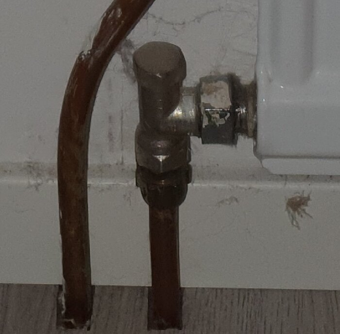 Närbild på 90-graders rördel vid radiatoranslutning.