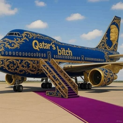 Lyxigt dekorerat flygplan med mörkblå och guld ornament, texten "Qatar's bitch" och porträtt, på en asfalt med röd matta.