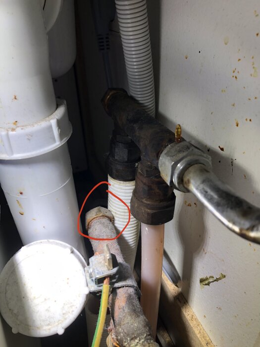 Rör och ventil under diskbänk, potentiell avstängning för inkommande vatten till köksblandaren.