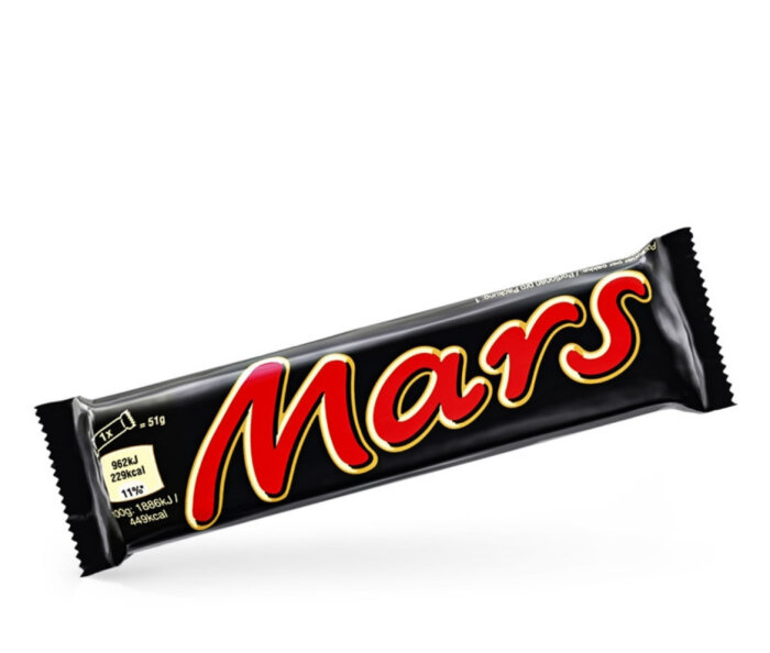 Förpackning av en Mars-bar med svart bakgrund och rödvit text.