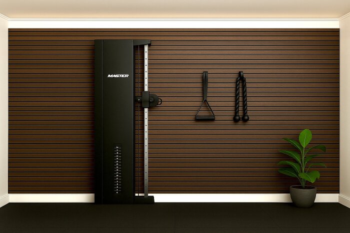 Akustikpanel på vägg med monterad kabelmaskin och träningsredskap. Gröna växter i kruka på golvet.