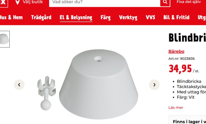 Vit blindbricka med fäste visas på produktbild från webbutik, används för täckning av tak med utgångshål för kablar. Pris 34,95 kr.