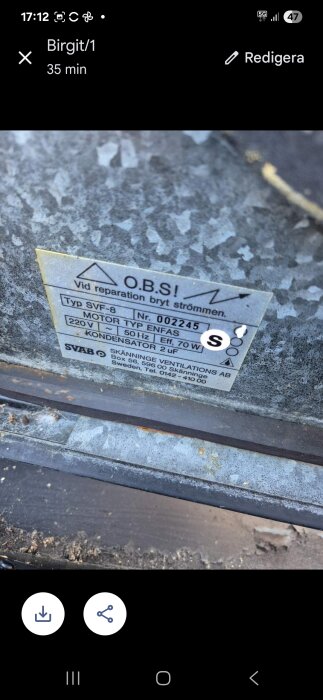 Etikett på en trasig fläkt med information om typ, spänning, frekvens och effekt.