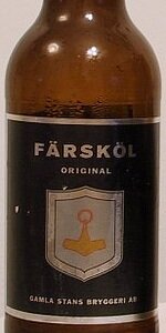 Flaska av Färsköl från Gamla Stans Bryggeri med en etikett innehållande text och en sköld med en design.