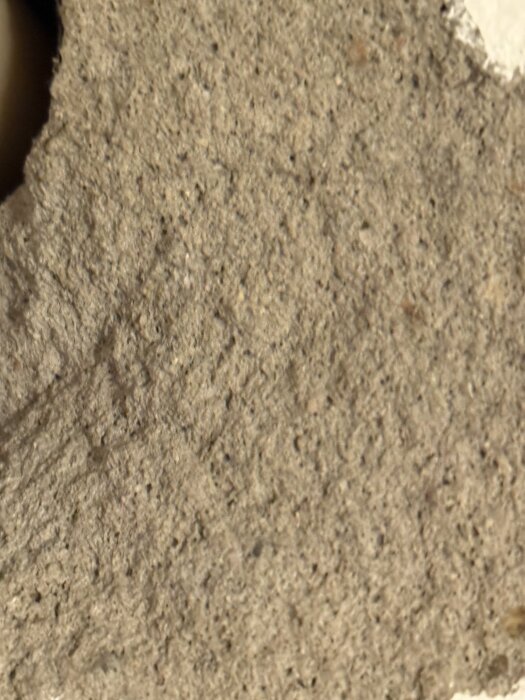 Närbild av en lättbetongvägg från ett hus byggt 1965, utan synlig blå nyans, diskuteras för eventuell radonrisk.