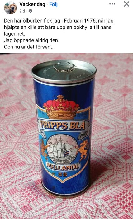 En gammal konservburk med Pripps Blå mellanöl står på en röd och vit duk.