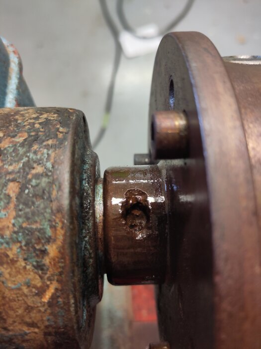 Närbild av en del på en Rexsvarv VF 225 med rostig metall och ett synligt, skadat hål; remskivan verkar sakna en skiva.