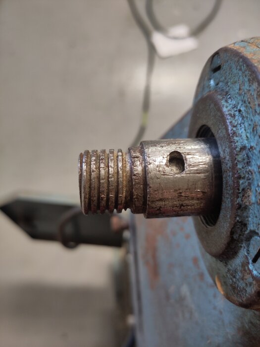 Närbild på en skadad metalskaftdel av en Rexsvarv VF 225, med synlig gängad ände och rost.