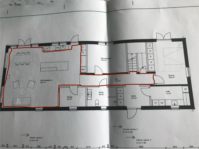 Planskiss över hus med markerad sträckning för parkettläggning från vardagsrum genom hall mot husets kortsida.